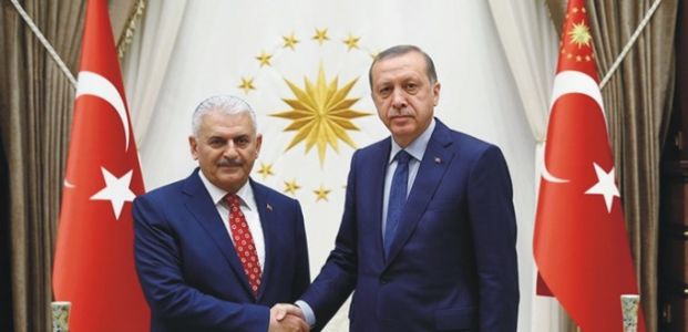  Binali Yıldırım kabine listesini Erdoğan'a sunuyor