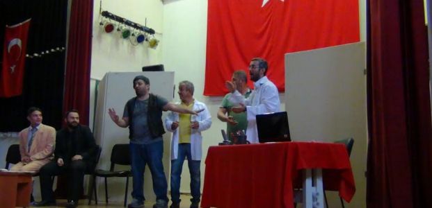 CEZAEVİNDE TİYATRO VAR CEZAEVİNDE TİYATRO VAR
