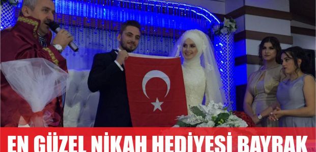  Çiftlere en güzel nikah hediyesi; Türk bayrağı