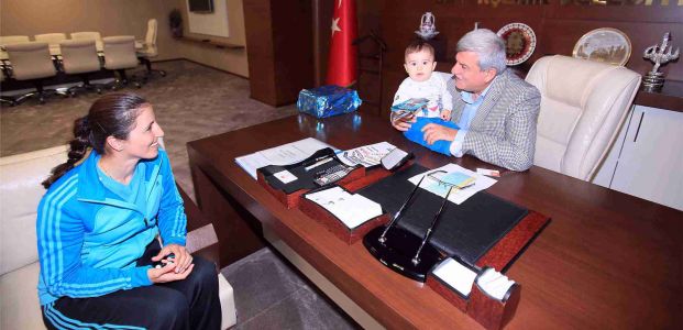 Eski Milli Boksör Nagehan’dan Başkan Karaosmanoğlu’na ziyaret