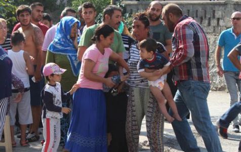 Evi yanan baba, oğluna saldırdı