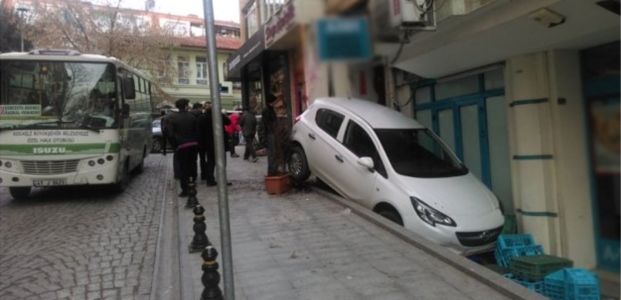 Fren yerine gaza basınca kaza yaptı Fren yerine gaza basınca kaza yaptı