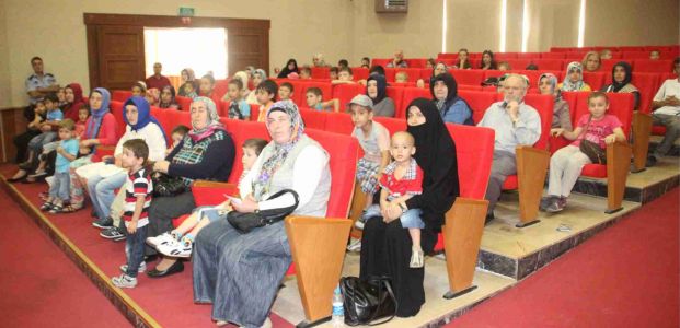 Gölcük Belediyesi Geleneksel Sünnet Şöleni 74 Çocuğa kıyafet dağıtımı ile başladı