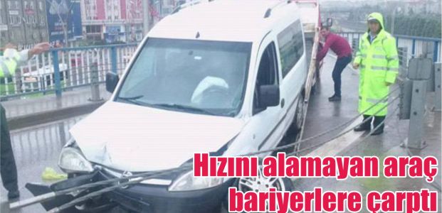  Hızını alamayan araç bariyerlere çaprtı