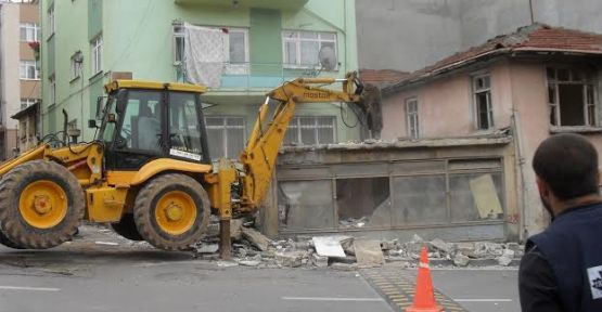 İzmit, eski yapılardan temizleniyor