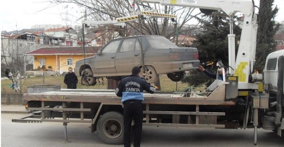   İzmit’te hurda araçlar toplanıyor.