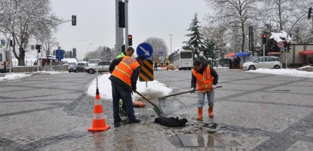 Kar sonrası bozulan yollara rötuş yapılıyor