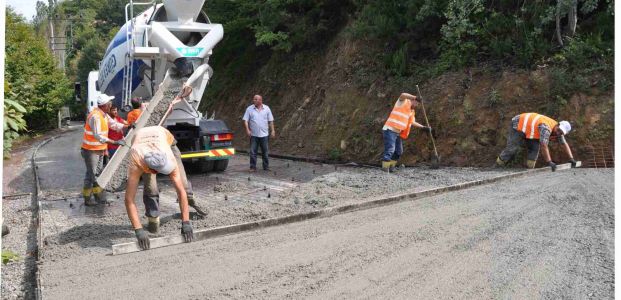 Karamürsel'de beton yol çalışması