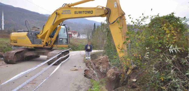 Kartepe’de derelerin istinad duvarları onarılıyor