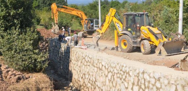  Kartepe’de sele ve toprak kaymasına karşı taş duvarlar örüldü