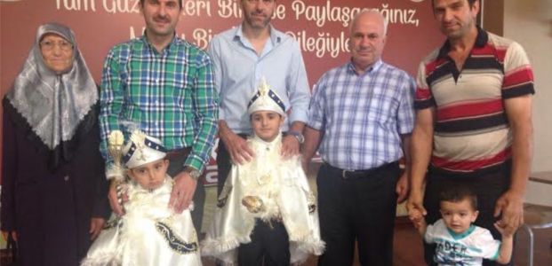  Kartepe’nin sünnet çocuklarına kıyafetleri dağıtıldı