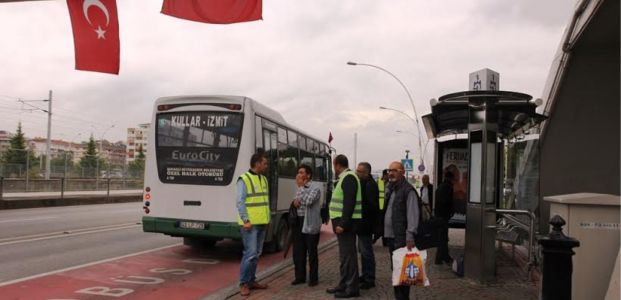 Köprü ve duraklardaki görevliler vatandaşı bilgilendirdi