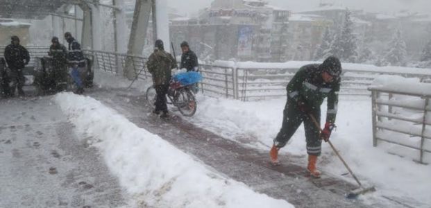 Köprü ve kaldırımlar özel solüsyonla temizlendi