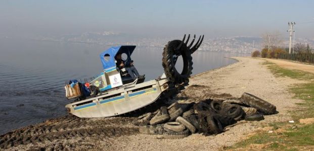 Körfez araç lastiklerinden temizlendi