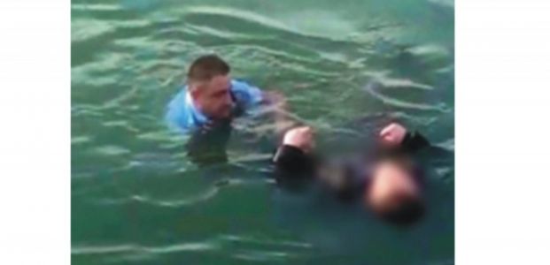 Körfez'de denize atlayan vatandaşı polis kurtardı