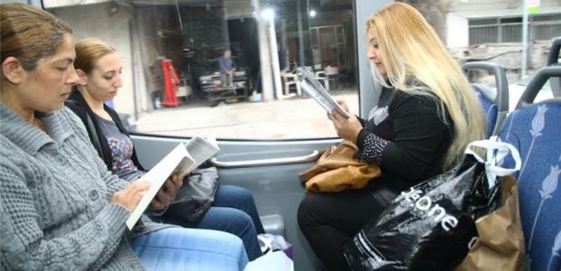 Kütüphaneli otobüslere yolculardan tam not