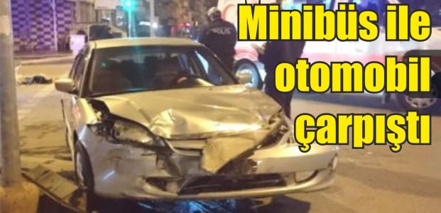  Minibüs ile otomobil çarpıştı