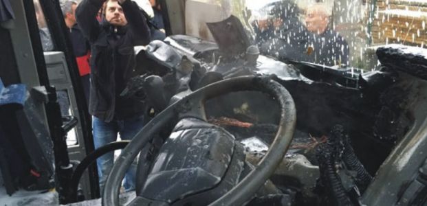 Minibüs seyir halindeyken yandı