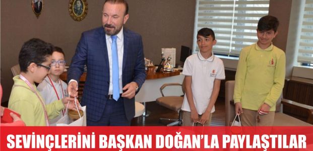  ŞAMPİYONLUK SEVİNÇLERİNİ BAŞKAN DOĞAN İLE PAYLAŞTILAR