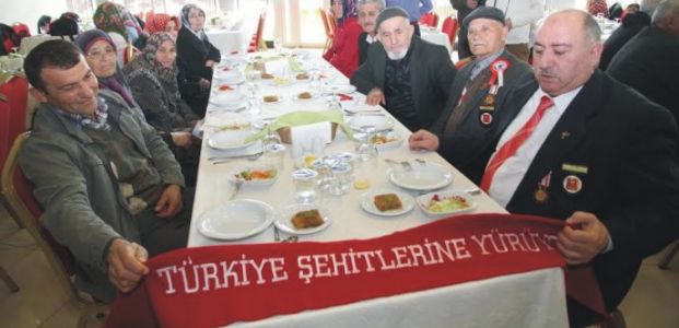 Şehit yakınları ve gazilerle yemekte buluştu