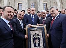 BAŞKAN SÖĞÜT, ANKARA'DA CUMHURBAŞKANI ERDOĞAN'A HEREKE HALISI HEDİYE ETTİ
