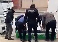 Körfez'de Tır Şoförü İple Asılı Halde Ölü Bulundu
