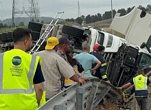 GEBZE'DE, KARPUZ YÜKLÜ TIR DEVRİLDİ