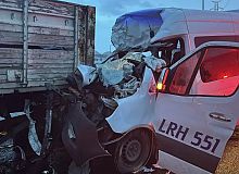 Kocaeli’de, Kamyon ile Servis Minibüsü Çarpıştı