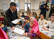 Vali Aktaş Öğrencilerin Karne Sevincine Ortak Oldu