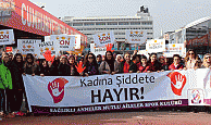 AK Kadınlar şiddete karşı turuncu çizgi çekti