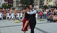 İZMİT’TE KLASİK CANLI MÜZİK VE DANS GÖSTERİMİ BÜYÜLEDİ