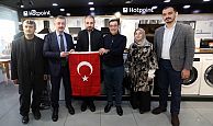 Başkan Büyükakın, esnaf ve vatandaşlara Türk bayrağı hediye etti