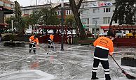 GÖLCÜK BELEDİYESİ MEYDAN, CADDE VE SOKAKLARI BAŞTA AŞAĞIYA DEZENFEKTE EDİYOR