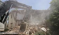 Körfez’de hasarlı binalar yıkılıyor