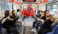 Tramvayda 19 Mayıs coşkusu