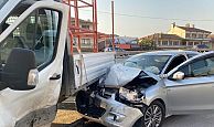 Kocaeli Körfez'de, Otomobil-Kamyonet Çarpışması: 2 Yaralı