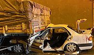 Kocaeli TEM Otoyolu'nda, Tırın Altında Kalan, Otomobildeki 2 Kişi Yaralandı