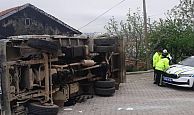 KAMYONETİN DEVRİLMESİ SONUCU TRAFİKTE YARALANMA