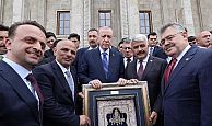 BAŞKAN SÖĞÜT, ANKARA'DA CUMHURBAŞKANI ERDOĞAN'A HEREKE HALISI HEDİYE ETTİ
