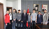 Genç sporculardan, İl Millî Eğitim Müdürü,  Ömer AKMANŞEN'e ziyaret
