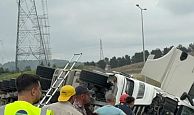 GEBZE'DE, KARPUZ YÜKLÜ TIR DEVRİLDİ