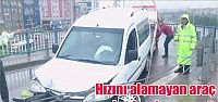  Hızını alamayan araç bariyerlere çaprtı