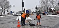 Kar sonrası bozulan yollara rötuş yapılıyor