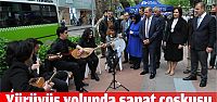 YÜRÜYÜŞ YOLUNDA DÜNYA SANAT GÜNÜ COŞKUSU