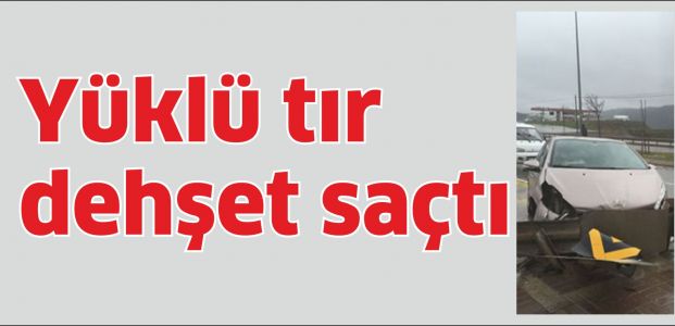 Tır'dan düşen parçalar kaza yaptırdı