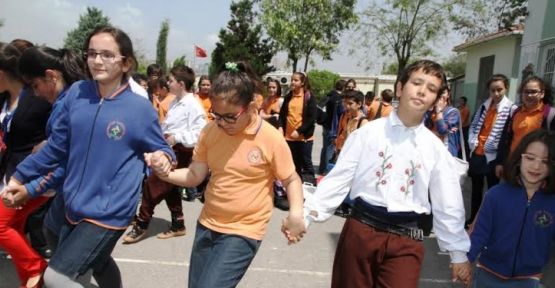 Türk ve Sırp çocuklar damat havası oynadı