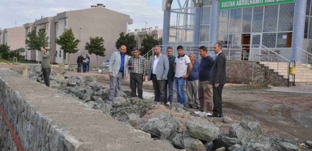 Üzülmez, Sultan Abdülhamit Han Camii’ndeki çevre düzenlemesi çalışmalarını inceledi