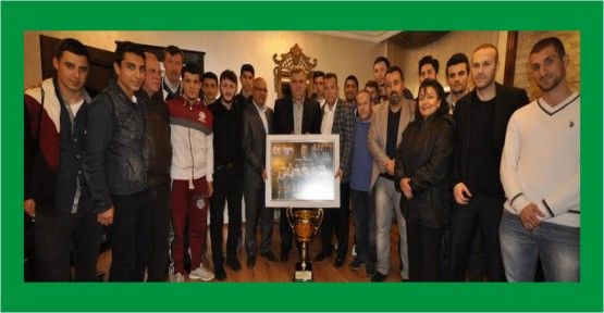 Yavuzspor kupayı Alemdar’a hediye etti