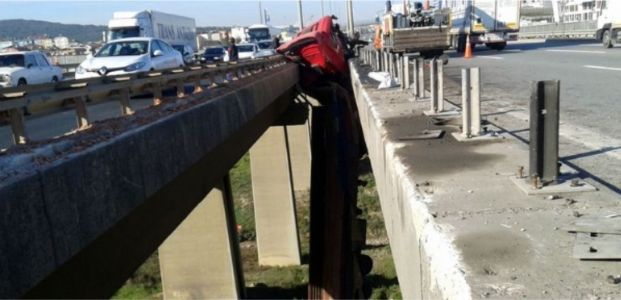  Yoldan Çıkan Tır İki Viyadük Arasına Sıkıştı