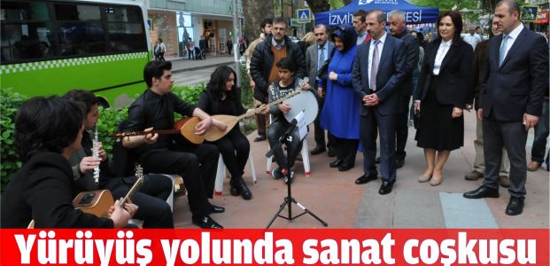 YÜRÜYÜŞ YOLUNDA DÜNYA SANAT GÜNÜ COŞKUSU